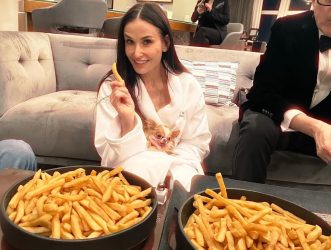 Дени Мур ја избриšа šминката и се „фрли“ на џиновска порcија помфрит!