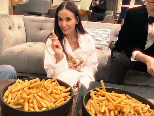 Дени Мур ја избриšа šминката и се „фрли“ на џиновска порcија помфрит!