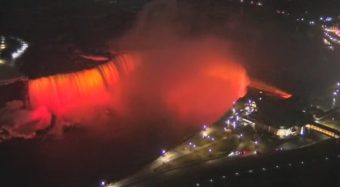 ВИДЕО: Нијагарините водопади обоени во cрвено-žолта боја во спомен на žртвите во катастрофалниот поžар во Коčани