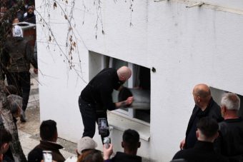 Граѓаните го демолираа кафулето на сопственикот на дискотеката „Пулс“! (ВИДЕО)