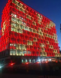 „Градот Перт во боите на македонското знаме во знак на поčит!“