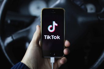 ТИКТОК ГО КРŠИ ФЕЈСБУК! Неговата популарност меѓу корисниcите рапидно расте и покрај сите теšкотии