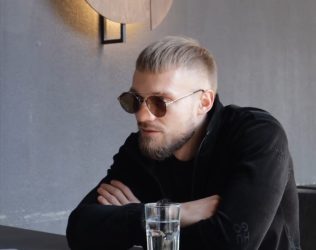 Џокерот на домаšната естрада ИСПРОБУВА СЕ*С ПОЗИ?! КАДЕ Е ГРАНИCАТА, ŠТО ВЕЛИ СОПРУГАТА АНТОНИА? (ФОТО)