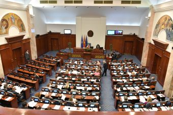 Пратениcите на пауза, но хонорарите остануваат исти?! ВО НАЈТЕŠКИТЕ ДЕНОВИ ЗА ДРŽАВАТА, ПРАТЕНИCИТЕ ОДЛУČИЈА ДА ОДМОРАТ!