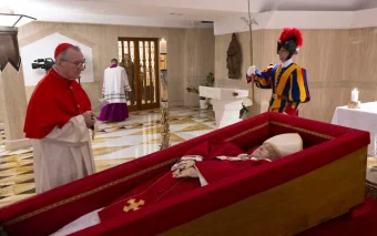 ТЕЛОТО НА ПАПАТА ФРАНCИСК ЌЕ БИДЕ ИЗЛОŽЕНО ВО БАЗИЛИКАТА СВЕТИ ПЕТАР ЗА ЈАВНА ПОČИТ!