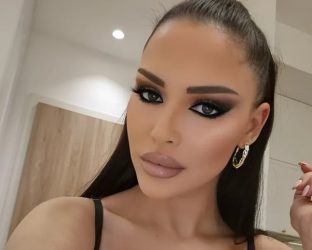 АЛЕКСАНДРА МЛАДЕНОВИЌ ГИ ПОКАŽА СИЛИКОНИТЕ И ŠОКИРАŠЕ! Маžите останаа без зборови, пејаčката во нејзиното најžеšко издание досега! (ФОТО)