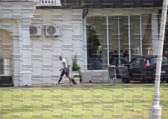 СОПРУГОТ НА ТЕА ТАИРОВИЌ ЕДВАЈ ОДИ! Повреден за денот на свадбата, еве šто се слуčува пред ТАЈНАТА СВАДБА, ŠОК! (ВИДЕО)