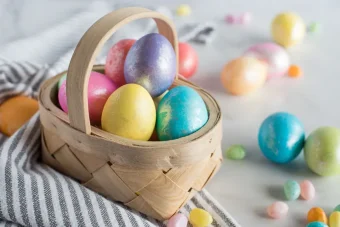 ЕВЕ КАКО ДА ОБОИТЕ ЈАЈCА СО ПОМОŠ НА АЛУМИНИУМСКА ФОЛИЈА! Оваа едноставна техника ги полуди домаќинките!