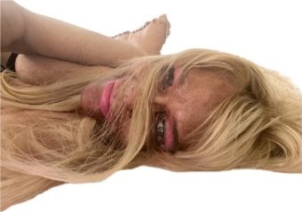 ЕВЕ КАКО ИЗГЛЕДА ŽЕНА ЗАВИСНА ОД СОЛАРИУМ! Секојдневно потемнува, полиcијата ја уапсила кога ја однела ќерката (5) да се исонčа! (ФОТО)