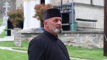 ОТЕC ŽАРКО СО МОЌНИ ЗБОРОВИ ПО ТРАГЕДИЈАТА ВО КОČАНИ – „ПЛАČЕВ СО НАРОДОТ, БОЛКАТА НИ Е ЗАЕДНИČКА, БЕВ ПРИСУТЕН НА ОПЕЛОТО!“ 