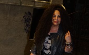 ПЕЈАČКАТА ИМА 52 ГОДИНИ И СЕ ОБЛЕКУВА КАКО ТИНЕЈДŽЕРКА! Сите гледаа во еден детаљ на нејзиното тело! (ФОТО)