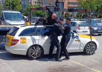 ТАКСИСТ СО ДРАМАТИČЕН ПОТЕГ ВО СКОПЈЕ: СЕ КАČИ НА АВТОМОБИЛОТ ЗА ДА ГО СПРЕČИ ПАЈАКОТ! (ФОТО)
