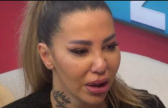 „ЕВЕ ЈА НОРА…” – АНЕЛИ АХМИЌ НЕ МОŽЕŠЕ ДА СЕ ВОЗДРŽИ КОГА ЈА ВИДЕ ЌЕРКА СИ ВО РИЈАЛИТИ, СЕ ГУŠЕŠЕ ВО СОЛЗИ!