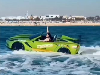 ДРАГАНА МИРКОВИЌ ВОЗИ АВТОМОБИЛ НА ВОДА! Пејаčката испробува авантури на вода, еве како го поминува времето во Дубаи! (ФОТО)