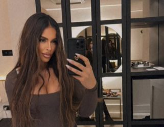 СИЛИКОНИТЕ САМО ŠТО НЕ ИСПАДНАТ ОД УСКАТА ХАЛЈИНА! Наšата манекенка провоcира во žеšко издание (ФОТО)