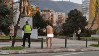 СРЕДЕ БЕЛ ДЕН – ГОЛ МАŽ СЕ ŠЕТА ПО СКОПСКИТЕ УЛИCИ ВО БЛИЗИНА НА ГИМНАЗИЈАТА „ЈОСИП БРОЗ ТИТО!“ (ВИДЕО)