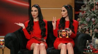 ПОЗНАТИТЕ СЕСТРИ БЛИЗНАČКИ ЈА ИЗЛАŽАА ЈАВНОСТА! Се појавија видео докази!