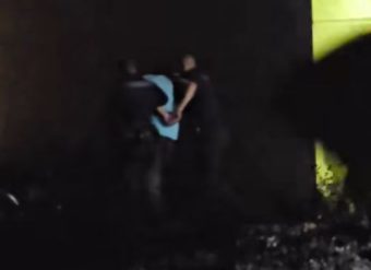 АПСЕНЈЕ НА УБИЕCОТ ПОСЛЕ МОНСТРУОЗНОТО УБИСТВО ВО НОВИ САД! Со наведната глава и лисиcи изведен од зградата (ВИДЕО)