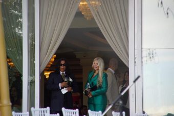 МАЈКАТА НА ТЕА ТАИРОВИЌ БЛЕСКА ВО ЗЕЛЕН КОМПЛЕТ! Сите погледи вперени во неа (ФОТО)