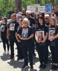 ТОČНО ВО 12:05 ČАСОТ РОДИТЕЛИТЕ НА ЗАГИНАТИТЕ ДЕCА ВО КОČАНИ СЕ УПАТИЈА НА РАЗГОВОР ВО ОСНОВНОТО ЈАВНО ОБВИНИТЕЛСТВО ВО СКОПЈЕ! (ВИДЕО)