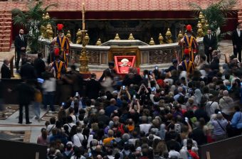 КОВČЕГОТ НА ПАПАТА ФРАНCИСК ЌЕ БИДЕ ЗАПЕČАТЕН ПО ОБРЕД ВО ПЕТОК НАВЕČЕР!