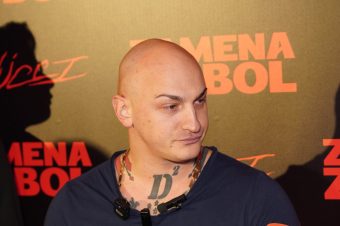 СКАНДАЛ НА НАСТАП! Десингериcа на настапот му ја фати главата на момčето, а потоа му го направила ова!