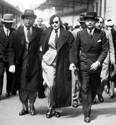 МОДАТА ВО 20-ТЕ И 30-ТЕ: Ера на елеганcија, кога гламурот šетаšе во сатен