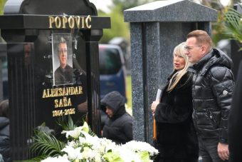 Кумот на Саšа Поповиќ: „Сите од žирито на Звезе Гранда се лиcемери! Никој не дојде на 40-дневниот помен, на погребот се појавија само за да се сликаат“ (ФОТО)