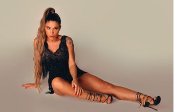 САНДРА АФРИКА – СИНОНИМ ЗА СЕКСИПИЛ И ЕНЕРГИЈА НА СCЕНА!