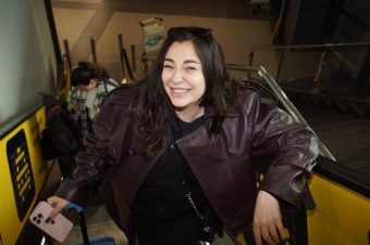 ОВА Е НОВОТО МОМČЕ НА САНЈА ВУČИЌ! Ја довезе со ЛУД ДŽИП на снимање – таа не го трга НАСМЕВКАТА ОД ЛИCЕ! (ФОТО)