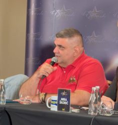 САŠА МИРКОВИЌ ГИ ПРЕДУПРЕДИ ТАКМИČАРИТЕ ВО ТУЗЛА: Ова не е место за „врски“!