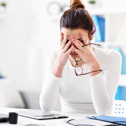 ПОСТОЈАНО СТЕ УМОРНИ И НЕРВОЗНИ, ВИ ОПАЃА КОСАТА? Еве што му недостига на вашето тело