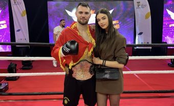 БОБАН ИЛИОСКИ ЈА ОДБРАНИ СВЕТСКАТА КИК-БОКС ТИТУЛА! СЕСТРАТА АНДРИЈАНА ЕКСКЛУЗИВНО ЗА ХАЈП.МК ОД ТРИБИНИТЕ: „СЕ ЧУВСТВУВАМ ПРЕСРЕЌНА И БЕСКРАЈНО СУМ ГОРДА НА БРАТ МИ!“ (ФОТО+ВИДЕО)