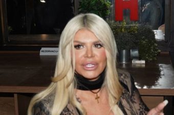 ЈАДЕЛА ЛЕБ И МАСТ, А ДЕНЕС СЕ КАПЕ ВО ПАРИ! Има четири стана на свое име, за автомобили искеширала 500.000 евра