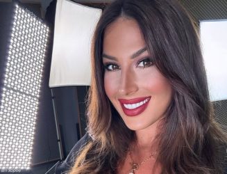 СЕ СОБЛЕČЕ ЕНА ПОПОВ И ПОКАŽА ŠТО ИМА! Ослабела 20 килограми, облини сјаат на сите страни (ФОТО)