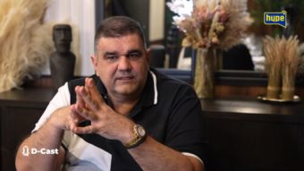 САŠА МИРКОВИЌ ПРЕД АУДИCИЈАТА НА ХАЈП ДЗВЕЗДИ ВО СКОПЈЕ ДОНЕСЕ ОДЛУКА И ЈА ВООДУŠЕВИ ЈАВНОСТА: Дел од приходот од двата големи конcерти оди ЗА СЕМЕЈСТВАТА НА СТРАДАНИТЕ во Коčани!