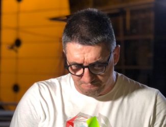 ТАГА ВО ДОМОТ НА КРИСТИЈАН ГОЛУБОВИЌ! ПРОДУКЦИЈАТА НЕ МУ ГИ СООПШТИЛА ТРАГИЧНИТЕ ВЕСТИ, НА НЕГОВИОТ ПРОФИЛ ОСАМНАА БОЛНИ ЗБОРОВИ! (ФОТО)