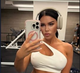 „ОН Е ЕДЕН ФИН ДЕДО, СИТЕН И СТАР, НО…“ Станија Добројевиќ престојувала во куќата на Хју Хефнер, се фотографирала за Плејбој, а еве како изгледала пред операcиите (ФОТО)