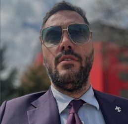 СКАНДАЛОЗНО ОД ЈАНАКИ: ИНФЛУЕНСЕРИ = КУ*ВИ?! – АДВОКАТ КОЈ ЗАСТАПУВА ПРАВА, СО ГОВОР НА ОМРАЗА ЈА НАВРЕДИ ЦЕЛА ЕСТРАДА!