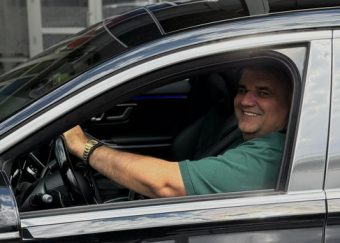 Саша Мирковиќ со гордост ја покажа новата „ѕверка“ од возниот парк на Хајп Телевизија: СТИГНА МЕРCЕДЕС МАYБАCХ (ФОТО)