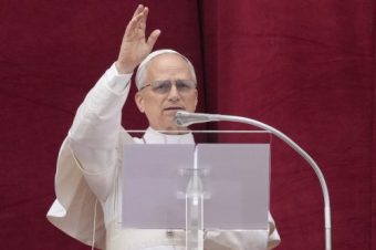 Папата Лав Четиринаесетти ги повика водечките светски сили да ги запрат сите војни