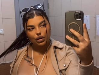 МАКЕДОНСКАТА КАЛИФА НЕ МИРУВА– ДЕКОЛТЕТО ДО КОЛЕНА, БРАДАВИЦИТЕ ВО ПРВ ПЛАН НАПРАВИЈА ХАОС НА МРЕЖИТЕ! (ФОТО)