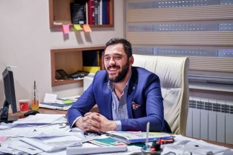 ЕСТРАДАТА ОБЕДИНЕТО ВО ОДБРАНА НА ИНФЛУЕНСЕРИТЕ: ЖЕСТОКИ РЕАКЦИИ ПО ШОКАНТНАТА ИЗЈАВА НА ЈАНАКИ МИТРОВСКИ! (ФОТО)