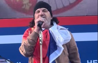 ПОКАЖА ДЕКА Е НАЈГОЛЕМ! Аца Лукас ја отпеа ВЕЧНАТА ПЕСНА на НАРОДНИОТ САБОР ВО НИШ – овие детали не ги забележавте! (ВИДЕО)