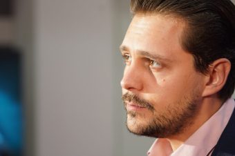 МИЛОШ БИКОВИЌ СЕ СОБЛЕЧЕ И ГО ПОКАЖА СВОЕТО МУСКУЛЕСТО ТЕЛО! Горат мрежите поради неговата фотографија! (ФОТО)