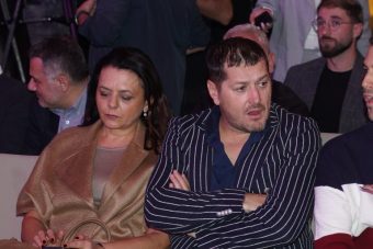 „ПОАЃАЈ ДЕБЕЛА, ПОГЛЕДНИ НА ШТО ЛИЧИШ?!“ ОВИЕ ЗБОРОВИ АЦО ПЕЈОВИЌ ГИ ИЗВИКА НА СОПРУГАТА ПРЕД СИТЕ! СРАМОТА!