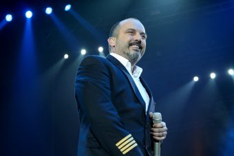 МАЛКУМИНА ГО ЗНААТ ВИСТИНСКОТО ИМЕ НА ТОНИ CЕТИНСКИ! Ова му стои во документите, пејаčот со години СЕ ПРЕТСТАВУВАŠЕ ЛАŽНО