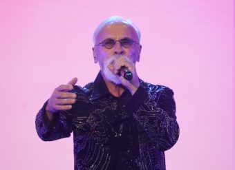 „НЕКОГАШ СПИЕВ ВО КОМБИТО НА ЗАСТАВА, А СЕГА ВО ПРЕТСЕДАТЕЛСКИОТ АПАРТМАН ВО МАКЕДОНИЈА!“ Дино Мерлин откри непознати детали од својот живот! (ВИДЕО)