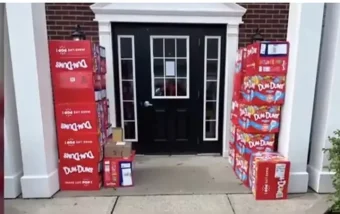 Грешка или најслатка пакост? Момче нарачало илјадници лижавчиња преку интернет!(видео)