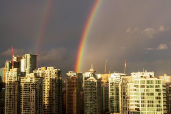 ВРЕМЕТО ЈА ПОДИГА ТЕМПЕРАТУРАТА – НÈ ОЧЕКУВА ЛЕТЕН УДАР ВО МАЈ, НО И ПОВРЕМЕНИ ВРНЕЖИ ОД ДОЖД!